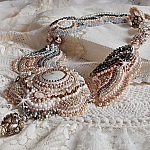 Plastron Ang&eacute;lique Marquise des Anges Haute-Couture brod&eacute; avec des pierres de gemmes et des cristaux de Swarovski